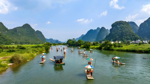 Li River cruise and classic karst scenery in Guilin Yangshuo